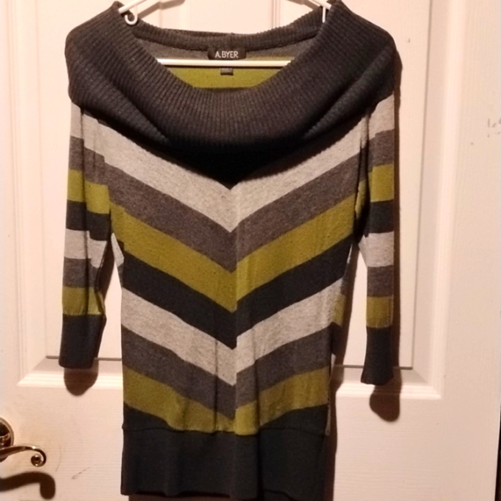 Amy Byer knitted green, gray, and black elbow length sweater